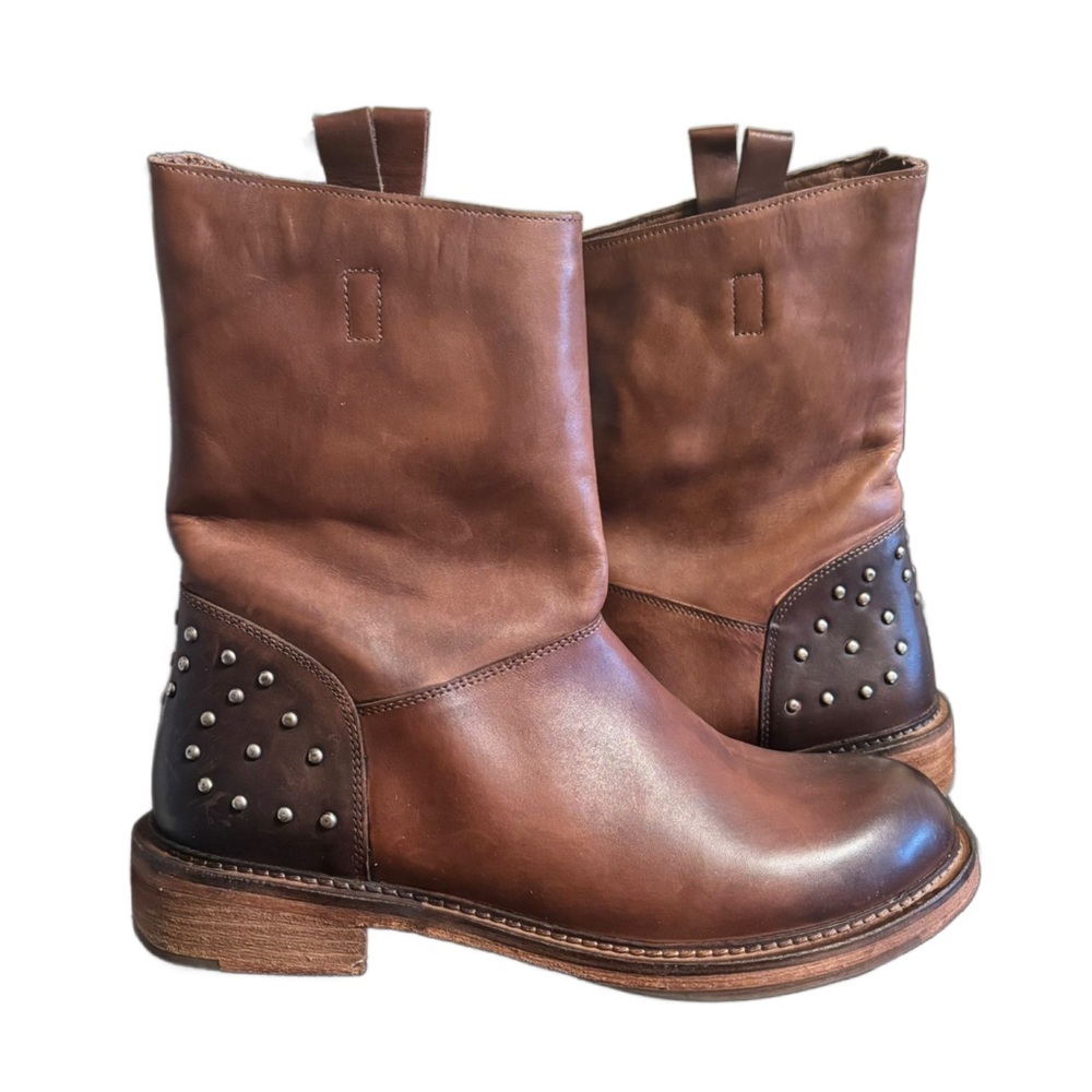 Vintage Foundry Co. Brown Leather
Studded Stacy Heeled Ankle Booties W’s Size 9.